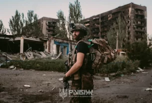 Боєць 4-ї бригади швидкого реагування «Рубіж» України у зруйнованому місті на Донбасі. Джерело: «Рубіж»