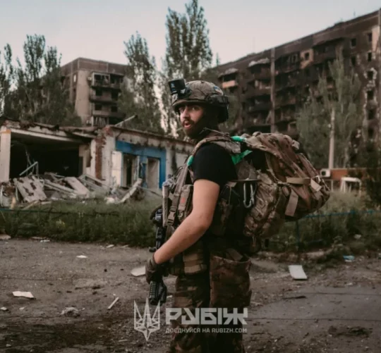 Боєць 4-ї бригади швидкого реагування «Рубіж» України у зруйнованому місті на Донбасі. Джерело: «Рубіж»