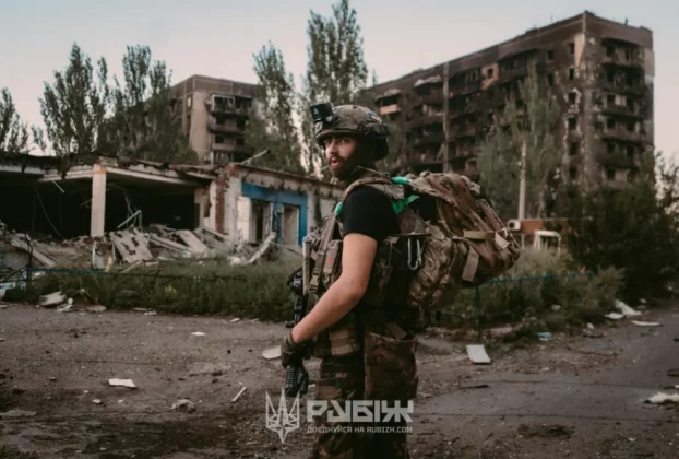 Боєць 4-ї бригади швидкого реагування «Рубіж» України у зруйнованому місті на Донбасі. Джерело: «Рубіж»