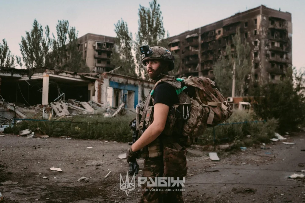 Боєць 4-ї бригади швидкого реагування «Рубіж» України у зруйнованому місті на Донбасі. Джерело: «Рубіж»