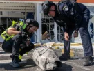 Поліцейські оглядають уламки російського безпілотника після повітряного удару по об’єктах комерційної інфраструктури в Харкові, Україна, у четвер, 17 вересня 2026 року