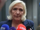Марін Ле Пен виступає перед пресою після прибуття до штаб-квартири своєї партії в Парижі 6 жовтня 2025 року