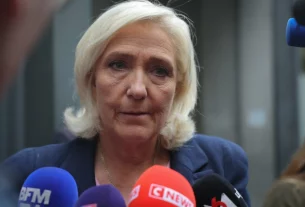 Марін Ле Пен виступає перед пресою після прибуття до штаб-квартири своєї партії в Парижі 6 жовтня 2025 року
