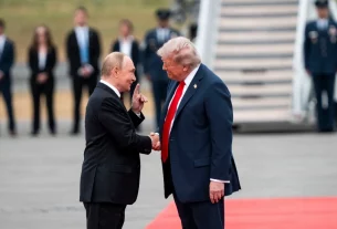 Володимир Путін та Дональд Трамп зустрічаються біля літака