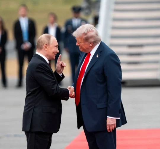 Володимир Путін та Дональд Трамп зустрічаються біля літака
