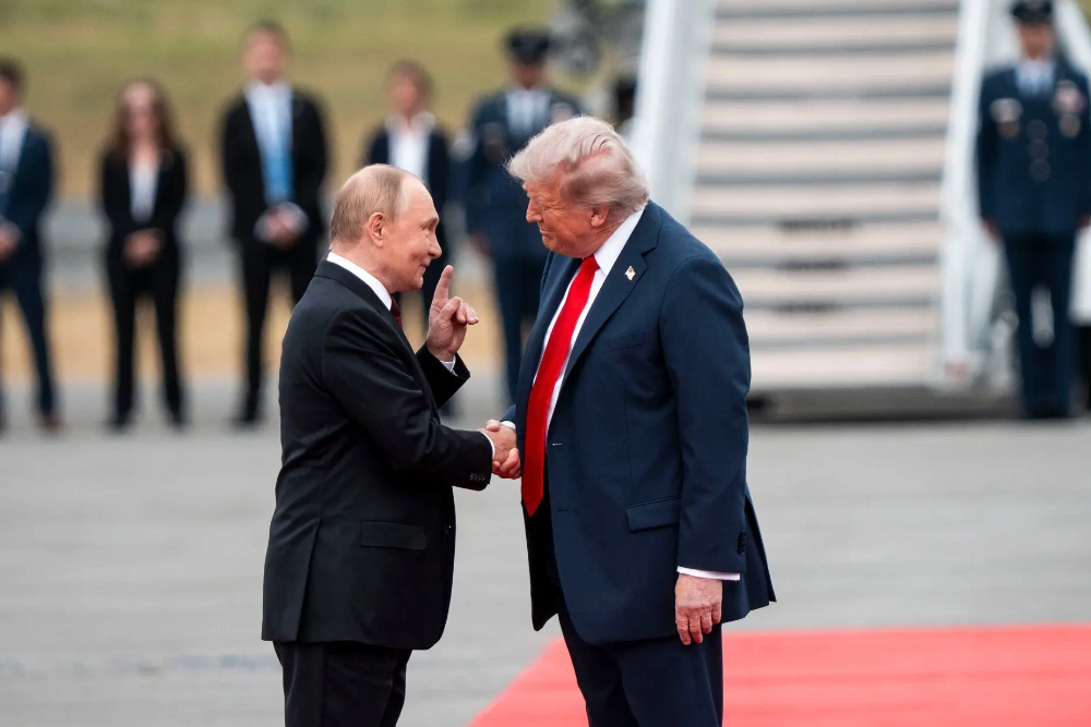 Володимир Путін та Дональд Трамп зустрічаються біля літака