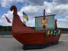 Українські військові проходять навчання в таборі в Польщі, біля входу до якого стоїть корабель, оформлений у стилі вікінгів