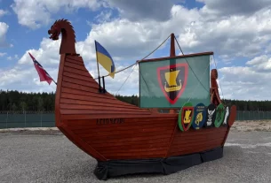 Українські військові проходять навчання в таборі в Польщі, біля входу до якого стоїть корабель, оформлений у стилі вікінгів