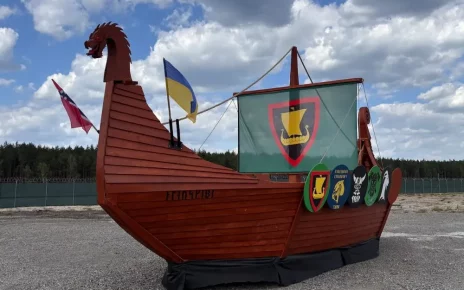 Українські військові проходять навчання в таборі в Польщі, біля входу до якого стоїть корабель, оформлений у стилі вікінгів