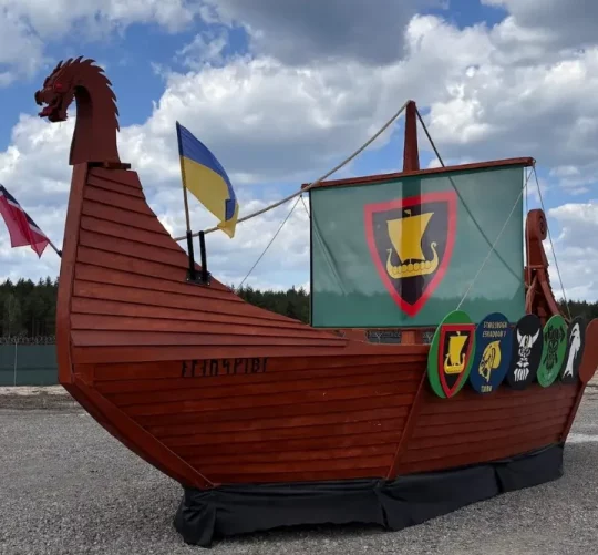 Українські військові проходять навчання в таборі в Польщі, біля входу до якого стоїть корабель, оформлений у стилі вікінгів