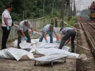 5 серпня, після російського авіаудару по залізничному вокзалу поблизу української столиці Києва, працівники завантажують тіла загиблих у мішки для трупів
