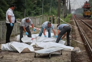 5 серпня, після російського авіаудару по залізничному вокзалу поблизу української столиці Києва, працівники завантажують тіла загиблих у мішки для трупів