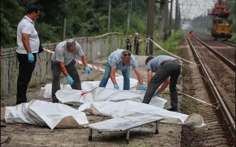 5 серпня, після російського авіаудару по залізничному вокзалу поблизу української столиці Києва, працівники завантажують тіла загиблих у мішки для трупів