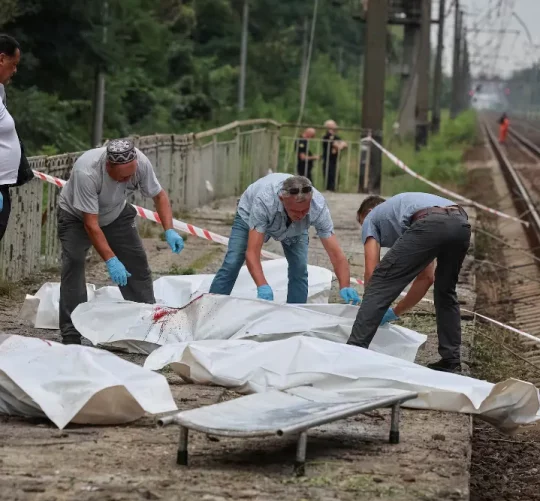 5 серпня, після російського авіаудару по залізничному вокзалу поблизу української столиці Києва, працівники завантажують тіла загиблих у мішки для трупів