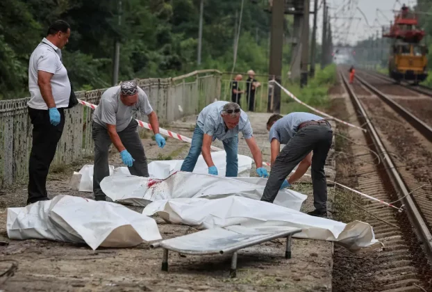 5 серпня, після російського авіаудару по залізничному вокзалу поблизу української столиці Києва, працівники завантажують тіла загиблих у мішки для трупів