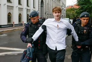 У середині серпня поліцейські вивели з будівлі Верховного суду в Москві чоловіка, який брав участь у демонстрації на підтримку партії «Яблоко»
