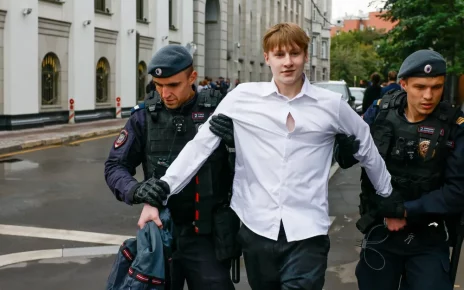 У середині серпня поліцейські вивели з будівлі Верховного суду в Москві чоловіка, який брав участь у демонстрації на підтримку партії «Яблоко»