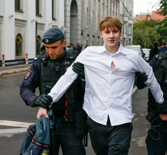 У середині серпня поліцейські вивели з будівлі Верховного суду в Москві чоловіка, який брав участь у демонстрації на підтримку партії «Яблоко»