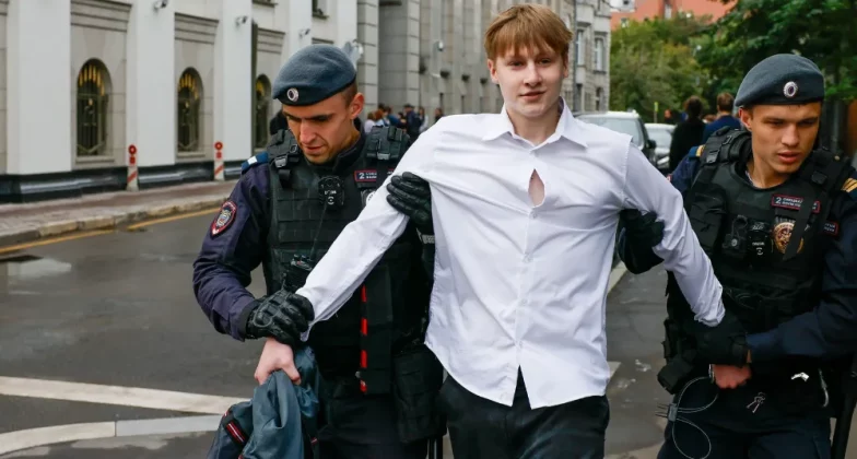 У середині серпня поліцейські вивели з будівлі Верховного суду в Москві чоловіка, який брав участь у демонстрації на підтримку партії «Яблоко»