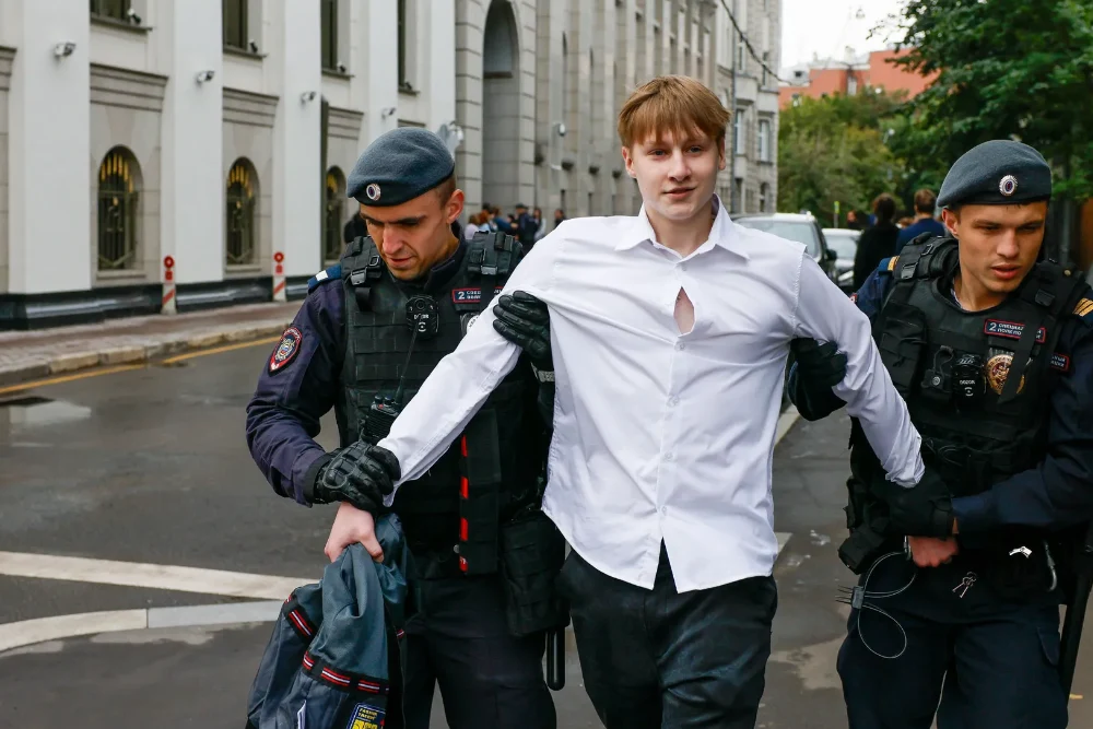 У середині серпня поліцейські вивели з будівлі Верховного суду в Москві чоловіка, який брав участь у демонстрації на підтримку партії «Яблоко»