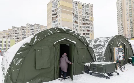 Тимчасовий намет для обігріву та надання допомоги мешканцям Києва, лютий 2026 року