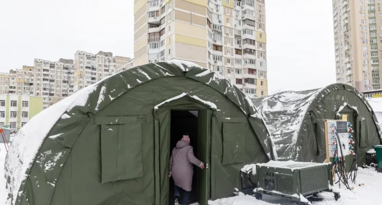Тимчасовий намет для обігріву та надання допомоги мешканцям Києва, лютий 2026 року