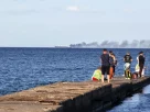 Над Чорним морем біля берегів Одеської області України піднімається дим із судна, пошкодженого внаслідок російського удару 28 липня 2026 року
