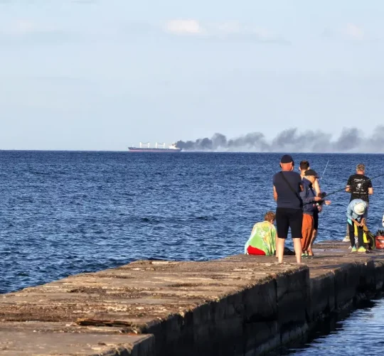 Над Чорним морем біля берегів Одеської області України піднімається дим із судна, пошкодженого внаслідок російського удару 28 липня 2026 року