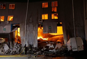 Гасіння будівлі в Києві, яка постраждала від російського авіаудару