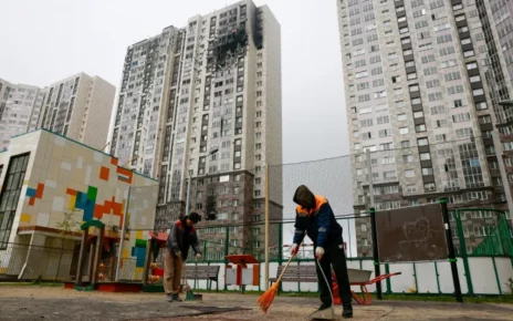 20 вересня 2026 року робітники в селищі Котельники у Московській області прибирають уламки поблизу пошкодженого багатоповерхового житлового будинку, який, за словами влади, постраждав від удару українського дрона
