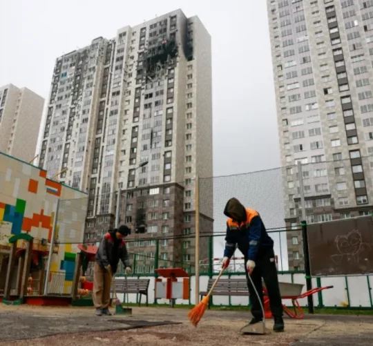 20 вересня 2026 року робітники в селищі Котельники у Московській області прибирають уламки поблизу пошкодженого багатоповерхового житлового будинку, який, за словами влади, постраждав від удару українського дрона