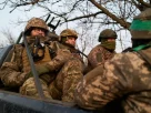 українські військові, які споруджують оборонні лінії на випадок можливого наступу російських військ