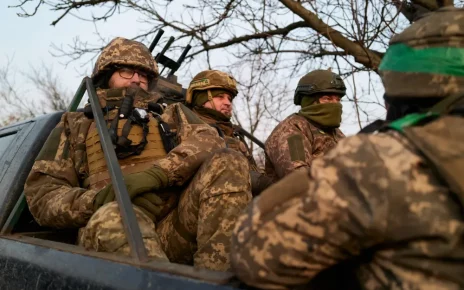 українські військові, які споруджують оборонні лінії на випадок можливого наступу російських військ