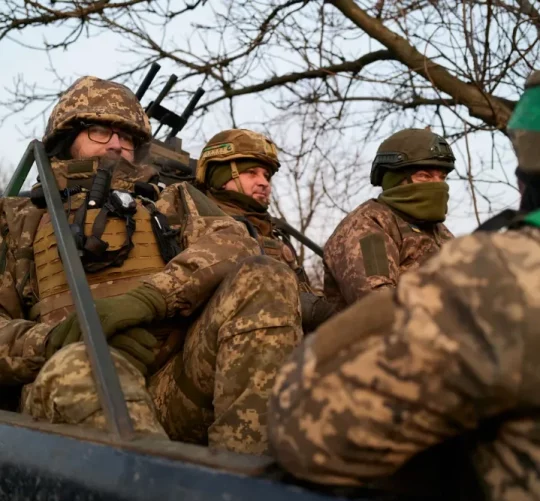 українські військові, які споруджують оборонні лінії на випадок можливого наступу російських військ
