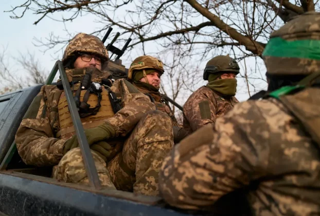 українські військові, які споруджують оборонні лінії на випадок можливого наступу російських військ