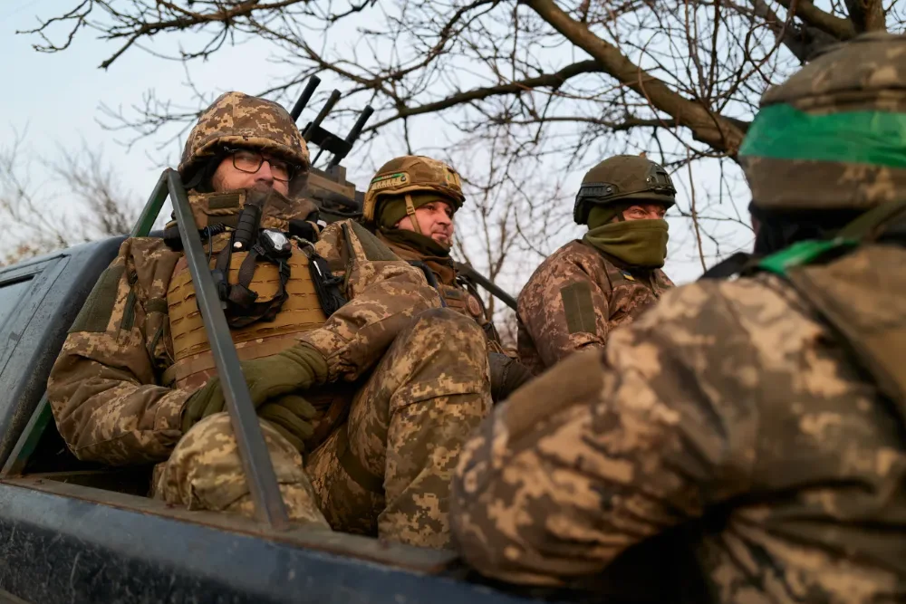 українські військові, які споруджують оборонні лінії на випадок можливого наступу російських військ