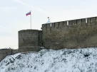 На Івангородській фортеці, знятій з берега річки Нарва, 17 січня 2026 року, майорить російський прапор