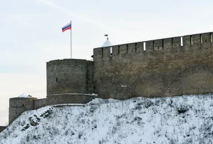 На Івангородській фортеці, знятій з берега річки Нарва, 17 січня 2026 року, майорить російський прапор