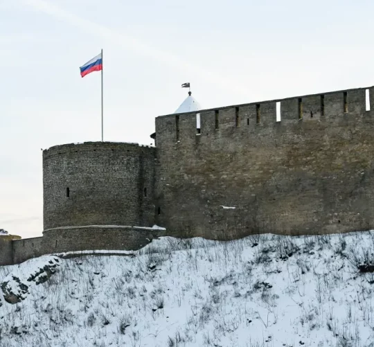 На Івангородській фортеці, знятій з берега річки Нарва, 17 січня 2026 року, майорить російський прапор