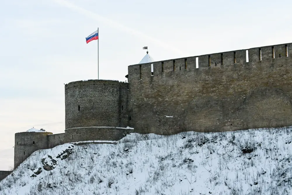 На Івангородській фортеці, знятій з берега річки Нарва, 17 січня 2026 року, майорить російський прапор