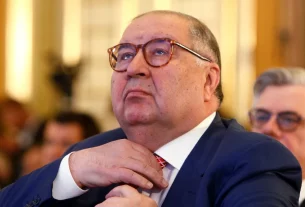 Мільярдер Алішер Усманов, на фото 2017 року, вже багато років бореться проти санкцій ЄС та США