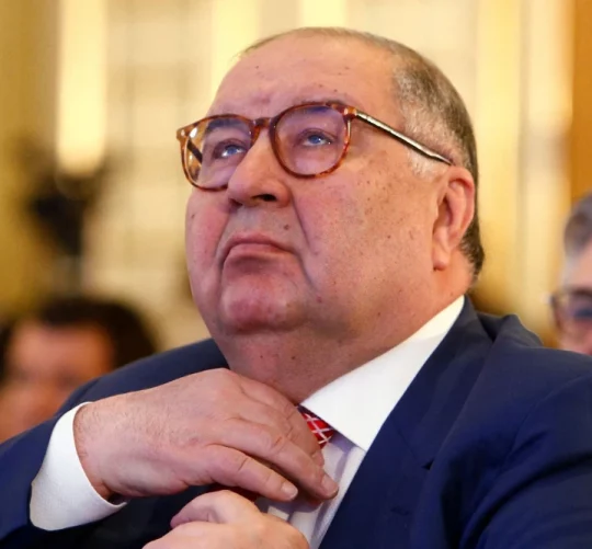 Мільярдер Алішер Усманов, на фото 2017 року, вже багато років бореться проти санкцій ЄС та США