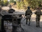 Українські військові йдуть вулицею у прифронтовому місті Дружківка, Донецька область, Україна