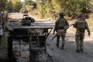 Українські військові йдуть вулицею у прифронтовому місті Дружківка, Донецька область, Україна