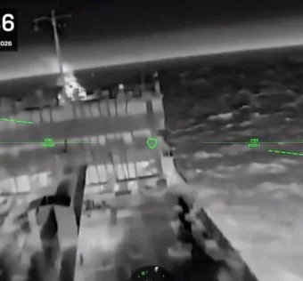 Знімок екрана з відео, знятого дроном і опублікованого 12 липня 2026 року українськими силами, зафіксовано атаку на російське судно в морі