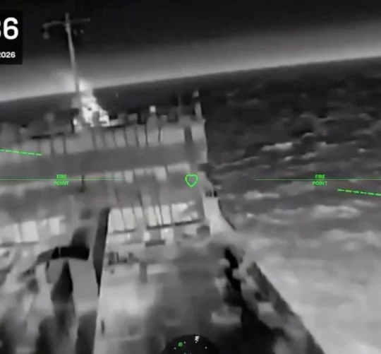Знімок екрана з відео, знятого дроном і опублікованого 12 липня 2026 року українськими силами, зафіксовано атаку на російське судно в морі