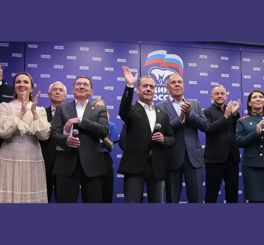 Заступник голови Ради безпеки Росії та голова партії «Єдина Росія» Дмитро Медведєв (у центрі) та міністр закордонних справ Росії Сергій Лавров (у центрі праворуч) стоять разом з іншими членами партії, спостерігаючи за попередніми результатами голосування на парламентських виборах у Росії в штаб-квартирі партії «Єдина Росія» в Москві, Росія, у неділю, 20 вересня 2026 року