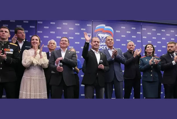 Заступник голови Ради безпеки Росії та голова партії «Єдина Росія» Дмитро Медведєв (у центрі) та міністр закордонних справ Росії Сергій Лавров (у центрі праворуч) стоять разом з іншими членами партії, спостерігаючи за попередніми результатами голосування на парламентських виборах у Росії в штаб-квартирі партії «Єдина Росія» в Москві, Росія, у неділю, 20 вересня 2026 року