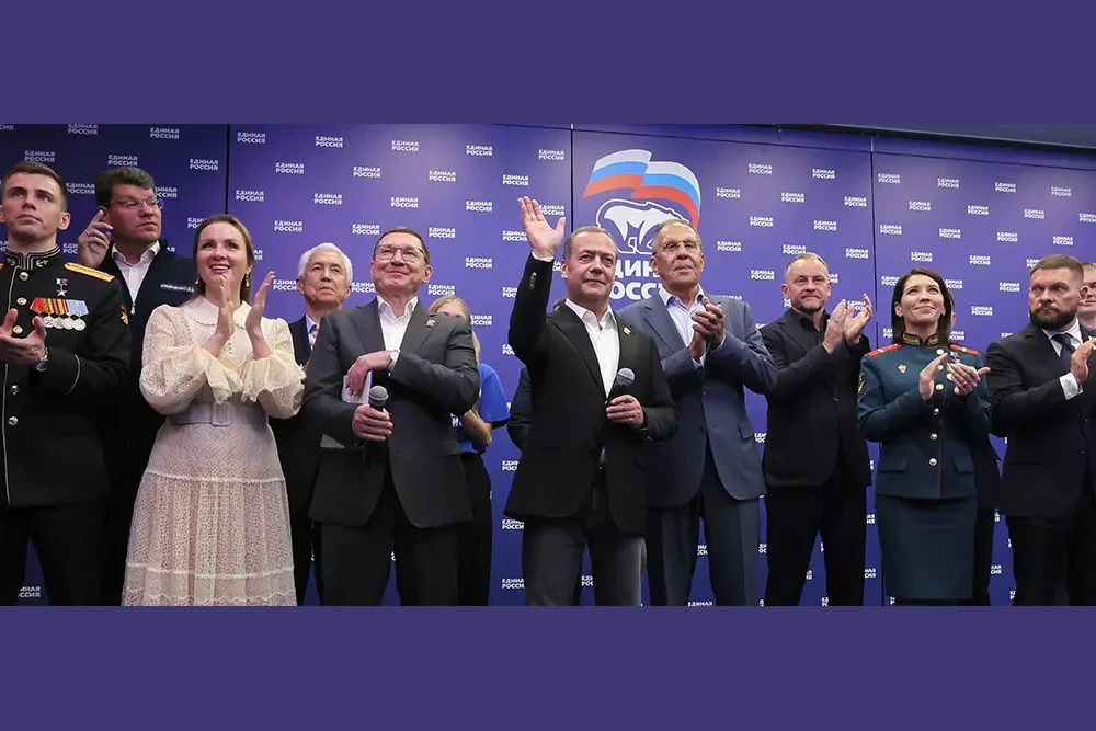 Заступник голови Ради безпеки Росії та голова партії «Єдина Росія» Дмитро Медведєв (у центрі) та міністр закордонних справ Росії Сергій Лавров (у центрі праворуч) стоять разом з іншими членами партії, спостерігаючи за попередніми результатами голосування на парламентських виборах у Росії в штаб-квартирі партії «Єдина Росія» в Москві, Росія, у неділю, 20 вересня 2026 року