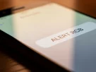 зображення телефона з повідомленням про попередження